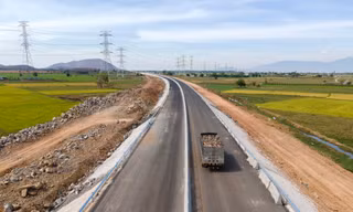 Cao tốc Vĩnh Hảo - Phan Thiết sắp xong vẫn 'mòn mỏi' chờ đất đắp nền