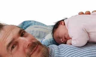 Cha càng lớn tuổi sinh con càng sống lâu