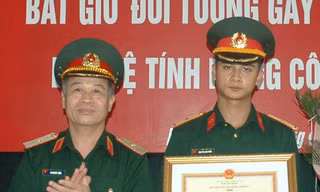 Thiếu tướng Phí Quốc Tuấn, Tư lệnh BTL Thủ đô trao Bằng khen của Bộ trưởng Bộ Quốc phòng tặng Trung úy Nguyễn Anh Tuấn (phải)