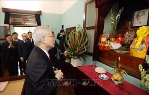 Tổng Bí thư, Chủ tịch nước Nguyễn Phú Trọng dâng hương tưởng niệm Chủ tịch Hồ Chí Minh. Ảnh: TTXVN