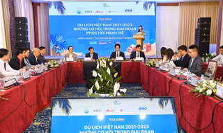 Toạ đàm "Cơ hội phục hồi của Du lịch Việt Nam năm 2021-2023". (Từ trái sang phải bàn chủ tọa: ông Trịnh Văn Quyết, Chủ tịch Tập đoàn FLC; ông Nguyễn Ngọc Thiện, Bộ trưởng Bộ Văn hoá - Thể thao và Du lịch; TS Vũ Tiến Lộc, Chủ tịch VCCI; ông Nguyễn Trùng khánh Tổng cục trưởng Tổng cục Du lịch).