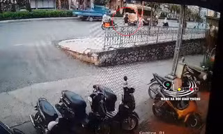 Xe khách lùi bắt khách, tông trọng thương một người