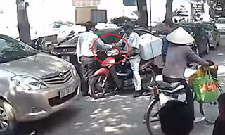 Va chạm khi tham gia giao thông, tài xế ôtô chủ động bắt tay làm hòa 