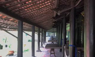 Nhà cổ trăm cột bằng gỗ quý