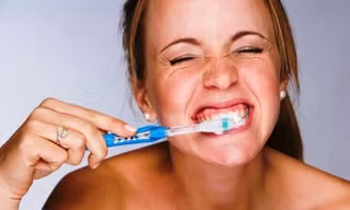 Tác hại khôn lường khi đánh răng quá mạnh