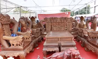 Cận cảnh bộ bàn ghế ‘khủng’ giá gần tỷ đồng ở Hà Nội