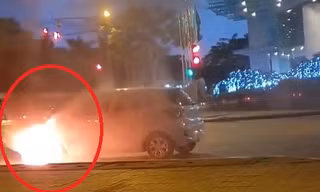  Ô tô bốc cháy ngùn ngụt giữa phố Hà Nội