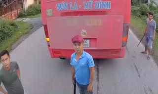  Hai nhóm xe khách cầm điếu cày dọa đánh nhau giữa đường