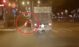 Nam thanh niên suýt mất mạng dưới bánh xe tải vì vượt đèn đỏ