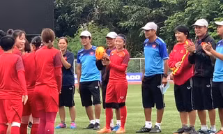 CĐV tiếp tế thực phẩm cho tuyển nữ thi đấu SEA Games