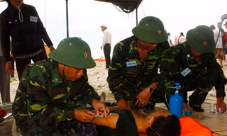 Diễn tập cứu nạn trên biển Cửa Đại Ảnh: Nguyễn Thành