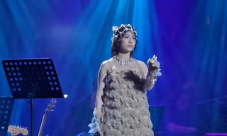 Lương Bích Hữu trẻ trung bất ngờ, bị một tân binh V-Pop "trách yêu"