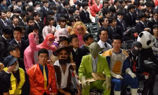 Lễ tốt nghiệp ngỡ cosplay fest: Sinh viên Nhật Bản "chơi lớn" đến phút cuối