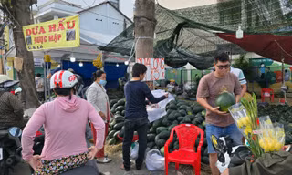 Ngày tất niên: Nhiều tiểu thương mắc kẹt với hàng Tết, nếu có thể hãy ghé ủng hộ