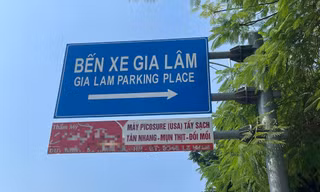 Nhức mắt với tình trạng kẹp quảng cáo vào biển báo giao thông giữa Thủ đô 