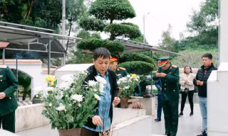 Tưởng nhớ các anh hùng liệt sỹ ở Trường Sơn