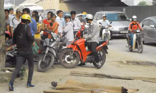 Nam thanh niên nằm chết bên lề đường