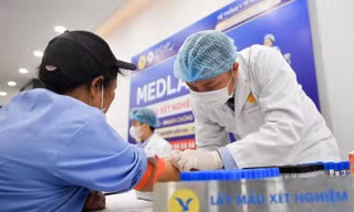 Khám sức khỏe, tặng voucher khám mắt 5 triệu đồng cho công nhân trẻ