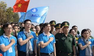 Sinh viên hát quốc ca tại điểm cực Tây của Tổ quốc