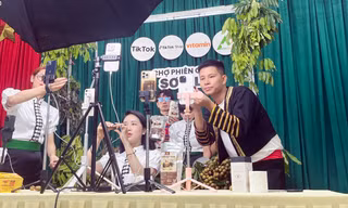 Các KOLs mở 'xưởng' livestream ngay trên hội trường để hướng dẫn thanh niên bán hàng