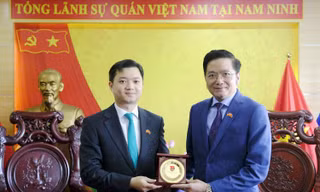 Chủ tịch T.Ư Hội Sinh viên Việt Nam tặng học bổng cho sinh viên Việt Nam đang học tập tại Nam Ninh, Trung Quốc
