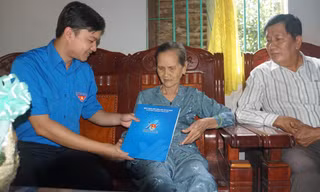 Áo xanh sinh viên tình nguyện giúp dân vùng khó