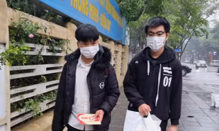 Tặng quà hỗ trợ 50 sinh viên có hoàn cảnh khó khăn tại Hà Nội