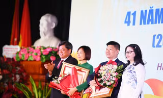 Hai nhà giáo của Học viện Nông nghiệp nhận Bằng khen của Thủ tướng Chính phủ