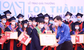 Anh Nguyễn Minh Triết, Bí thư T.Ư Đoàn, Phó Chủ tịch thường trực T.Ư Hội Sinh viên Việt Nam trao giải đến tác giả đạt giải thưởng Loa Thành năm 2021. Ảnh: LÂM ĐĂNG HẢI