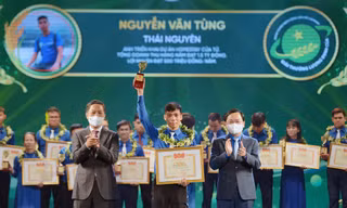 Ông Trần Tuấn Anh - Trưởng Ban Kinh tế T.Ư và anh Nguyễn Anh Tuấn - Bí thư thứ nhất T.Ư Đoàn trao giải thưởng cho các gương tiêu biểu. Ảnh: DƯƠNG TRIỀU