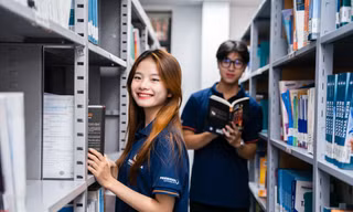 Nhiệt độ tăng cao, sinh viên Hà Nội tìm mọi cách đối phó với nắng nóng