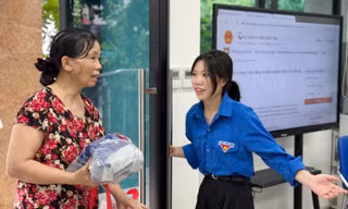 Sinh viên Học viện Thanh thiếu niên Việt Nam hỗ trợ hành chính công tại nhiều phường của Hà Nội