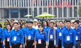 Đại biểu thanh niên tiên tiến báo công và viếng Lăng Chủ tịch Hồ Chí Minh