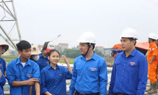 Bí thư T.Ư Đoàn Ngô Văn Cương động viên thanh niên tình nguyện thi công đường dây 500kV