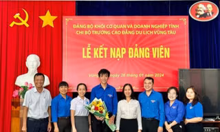 Kết nạp Đảng cho đoàn viên là 'Sinh viên 5 tốt'