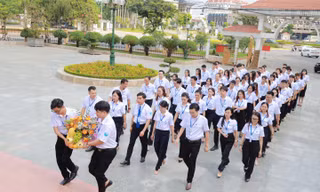 Sinh viên Thái Nguyên dâng hương tưởng nhớ các anh hùng liệt sĩ