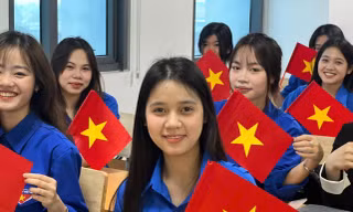 Gửi trọn tình yêu nước qua từng mũi len: Tuổi trẻ Học viện Hành chính lan tỏa yêu thương bằng những điều giản dị 