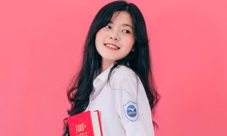 Trương Thu Phương học sinh lớp 12 trường THPT chuyên Ngoại ngữ, trường ĐH Ngoại Ngữ, ĐHQG Hà Nội.