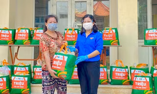 Đại diện Ban tổ chức trao quà tới người dân khó khăn trên địa bàn TP. Hà Nội.