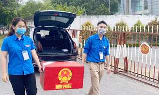 Thanh niên tình nguyện quận Long Biên mang hòm phiếu đến các đơn vị đặc thù.
