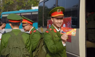 Hàng trăm vé xe hỗ trợ học viên Học viện Cảnh sát Nhân dân về quê đón Tết