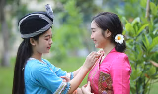 Sinh viên Lào, Campuchia gói bánh chưng đón Tết cổ truyền