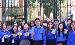 Chùm ảnh: Sinh viên tình nguyện Thủ đô tiếp sức sĩ tử thi tốt nghiệp THPT 2025