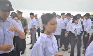 Sinh viên đứng dưới mưa tưởng niệm Anh hùng liệt sĩ trên Quần đảo Trường Sa