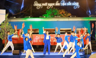 Sống lại kí ức hào hùng của lớp sinh viên, thanh niên ‘Ba Sẵn sàng’