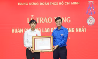 Nhà báo Nguyễn Huy Lộc nhận Huân chương Lao động hạng Nhất