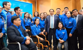 Hình ảnh Thủ tướng Phạm Minh Chính đối thoại với thanh niên