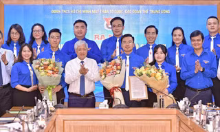 Thành lập Đoàn Thanh niên Mặt trận Tổ quốc, các đoàn thể Trung ương, với hơn 12.000 đoàn viên