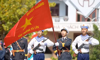 Hàng trăm sinh viên lần đầu hát Quốc ca ở Trường Sa