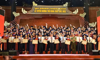 Hà Nội tuyên dương 100 thủ khoa xuất sắc: Nơi toả sáng những ‘Sinh viên 5 tốt’